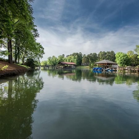 Lakeside Landing By Avantstay Private Dock Mooresville Esterno foto